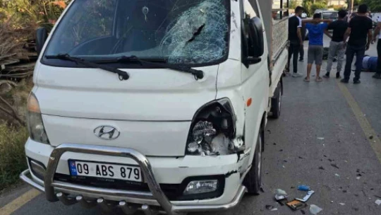 Kamyonet ile motosiklet çarpıştı: 1 ölü, 2 yaralı