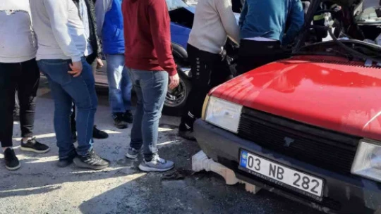 Kamyonetle otomobil kafa kafaya çarpıştı: 1'i ağır 3 yaralı