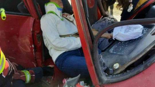 Kamyonetle otomobil kafa kafaya çarpıştı: 1'i ağır 3 yaralı