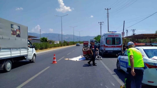 Kamyonla çarpışan motosikletin sürücüsü hayatını kaybetti
