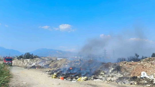 Kanal kenarında çıkan yangın söndürüldü