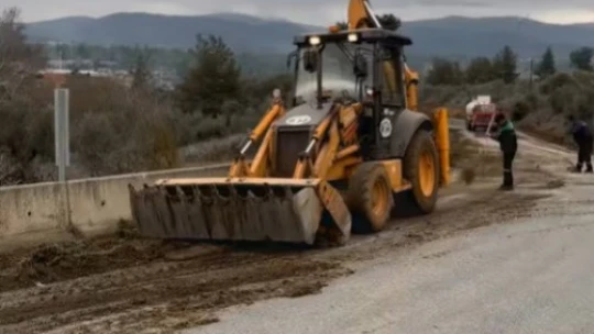 Karacasu'da belediye ekipleri yol güvenliğini arttırıyor