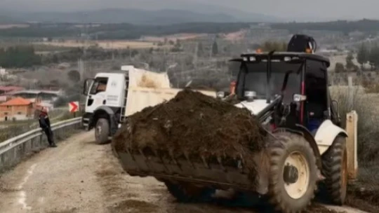 Karacasu'da belediye ekipleri yol güvenliğini arttırıyor