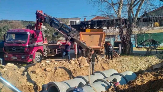 Karacasu'da beton büzler yer altına indirildi