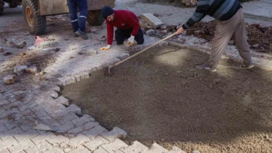 Karacasu'da bozuk yollar bakıma alındı