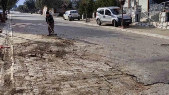 Karacasu'da bozuk yollar bakıma alındı