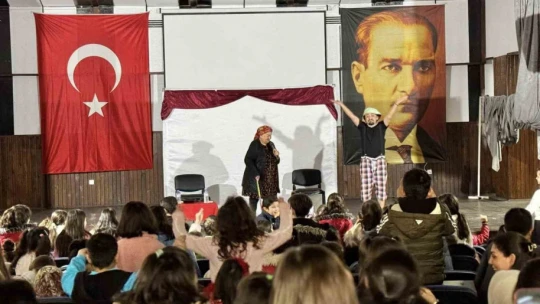 Karacasu'da çocuklar tiyatroyla eğlendi