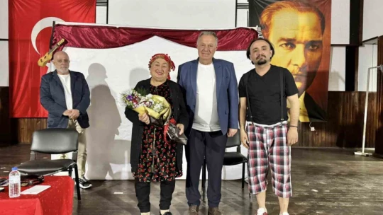 Karacasu'da çocuklar tiyatroyla eğlendi