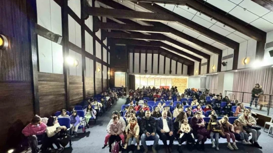 Karacasu'da çocuklar tiyatroyla eğlendi