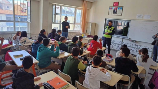 Karacasu'da jandarma ekipleri öğrencileri bilgilendirdi