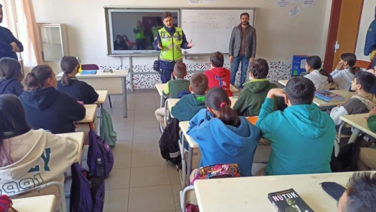 Karacasu'da jandarma ekipleri öğrencileri bilgilendirdi