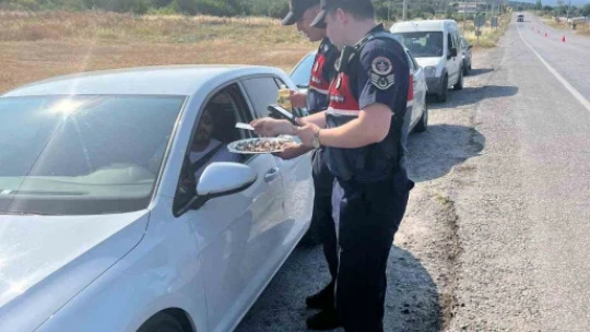 Karacasu'da jandarmadan emniyet kemeri ve hız uyarısı
