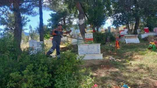 Karacasu'da mezarlıklar temizleniyor