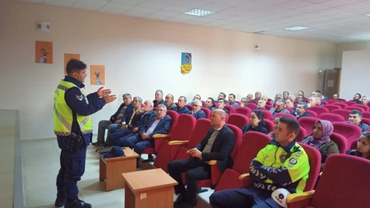 Karacasu'da okul servis şoförleri ve rehber personeller bilgilendirildi