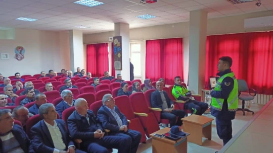 Karacasu'da okul servis şoförleri ve rehber personeller bilgilendirildi