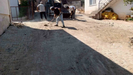 Karacasu'da parke taşı döşeme çalışmaları devam ediyor