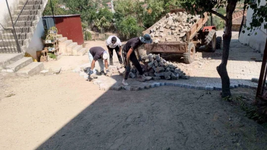 Karacasu'da parke taşı döşeme çalışmaları devam ediyor