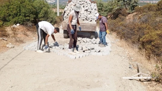 Karacasu'da parke taşı döşeme çalışmaları devam ediyor