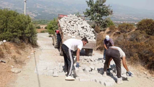 Karacasu'da parke taşı döşeme çalışmaları devam ediyor
