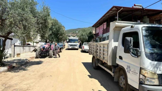 Karacasu'da selden hasar gören yollar yenileniyor