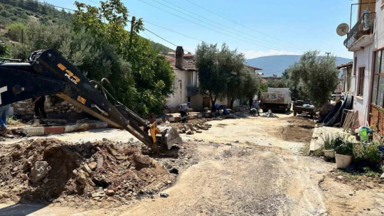 Karacasu'da selden hasar gören yollar yenileniyor