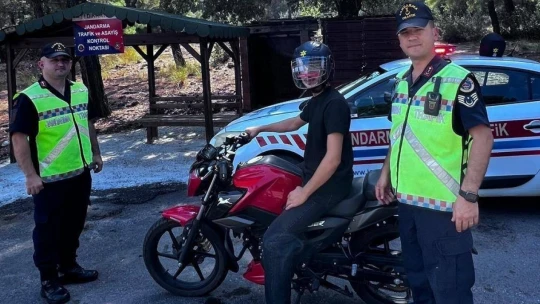 Karacasu'da trafik timleri kask kullanımını teşvik etmek için kask dağıttı