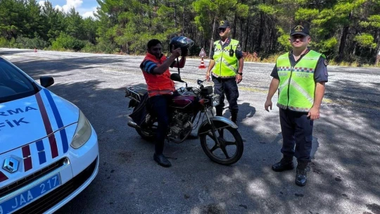 Karacasu'da trafik timleri kask kullanımını teşvik etmek için kask dağıttı