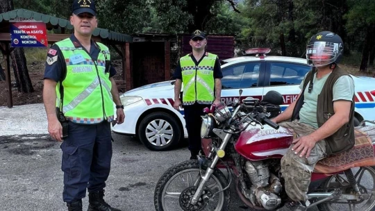 Karacasu'da trafik timleri kask kullanımını teşvik etmek için kask dağıttı