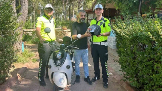 Karacasu'da trafik timleri kask kullanımını teşvik etmek için kask dağıttı