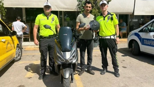 Karacasu'da trafik timleri kask kullanımını teşvik etmek için kask dağıttı