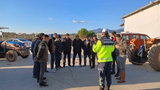 Karacasu'da traktör sürücülerine reflektör eğitimi verildi