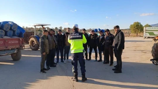 Karacasu'da traktör sürücülerine reflektör eğitimi verildi