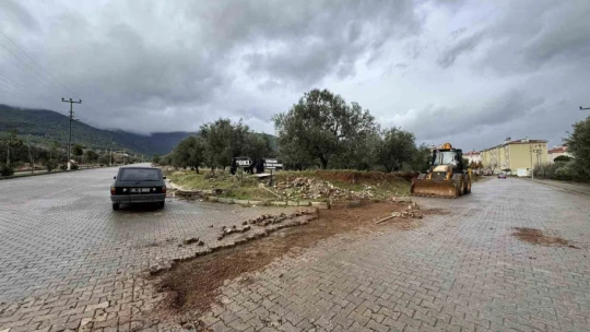 Karacasu'da yol bakım çalışmaları sürüyor