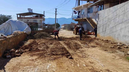 Karacasu'da yol bakım çalışmaları sürüyor