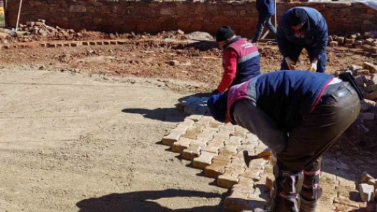 Karacasu'da yol bakım çalışmaları sürüyor