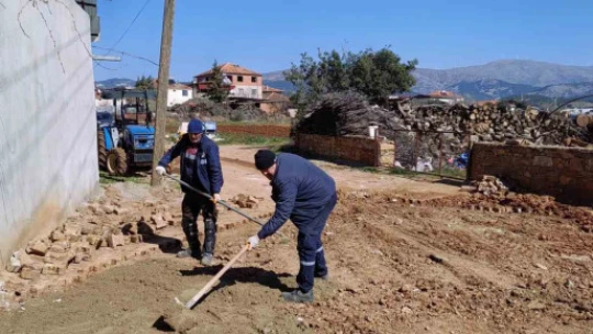 Karacasu'da yol bakım çalışmaları sürüyor