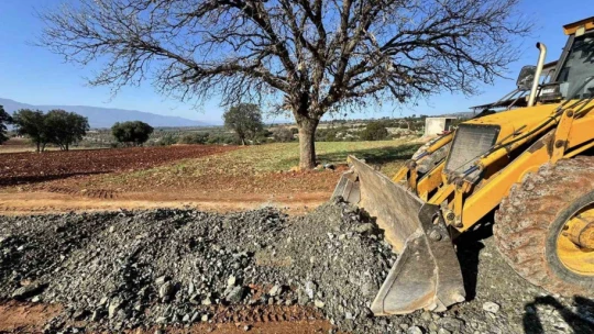 Karacasu'da yol çalışmaları devam ediyor