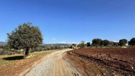 Karacasu'da yol çalışmaları devam ediyor