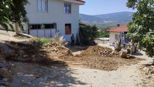 Karacasu'da yol çalışmaları devam ediyor