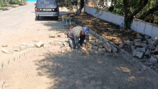 Karacasu'da yol çalışmaları devam ediyor