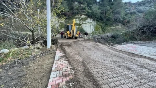 Karacasu'da yol çalışmaları sürüyor