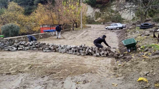 Karacasu'da yolları yenileme çalışmaları sürüyor