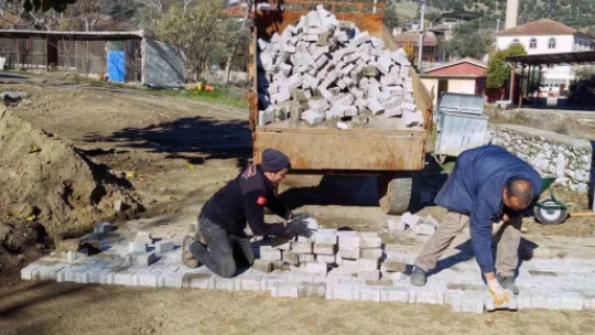 Karacasu'da yolları yenileme çalışmaları sürüyor