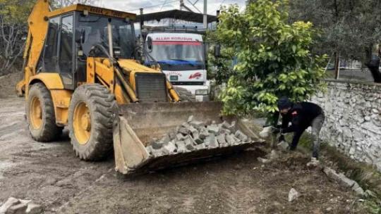 Karacasu'da yolları yenileme çalışmaları sürüyor