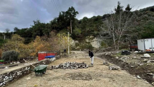 Karacasu'da yolları yenileme çalışmaları sürüyor