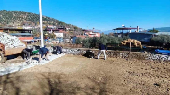 Karacasu'da yolları yenileme çalışmaları sürüyor