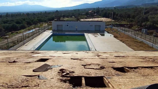 Karacasu'da yüzme havuzu tadilata alındı