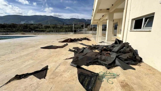 Karacasu'da yüzme havuzu tadilata alındı