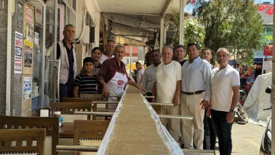 Karacasu'daki festivalde 13 buçuk metrelik tahinli pide yapıldı