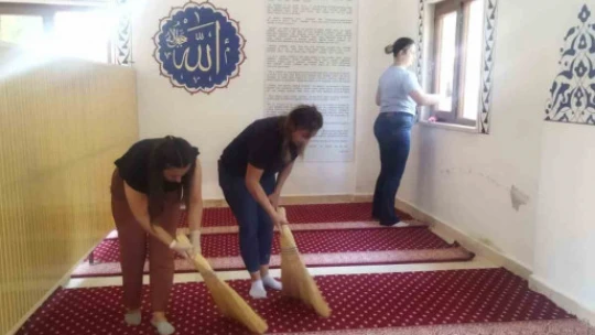 Karacasu'daki türbeler temizlendi